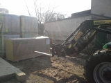 Skládání stavebního materiálu z kamionů přímo na stavbě